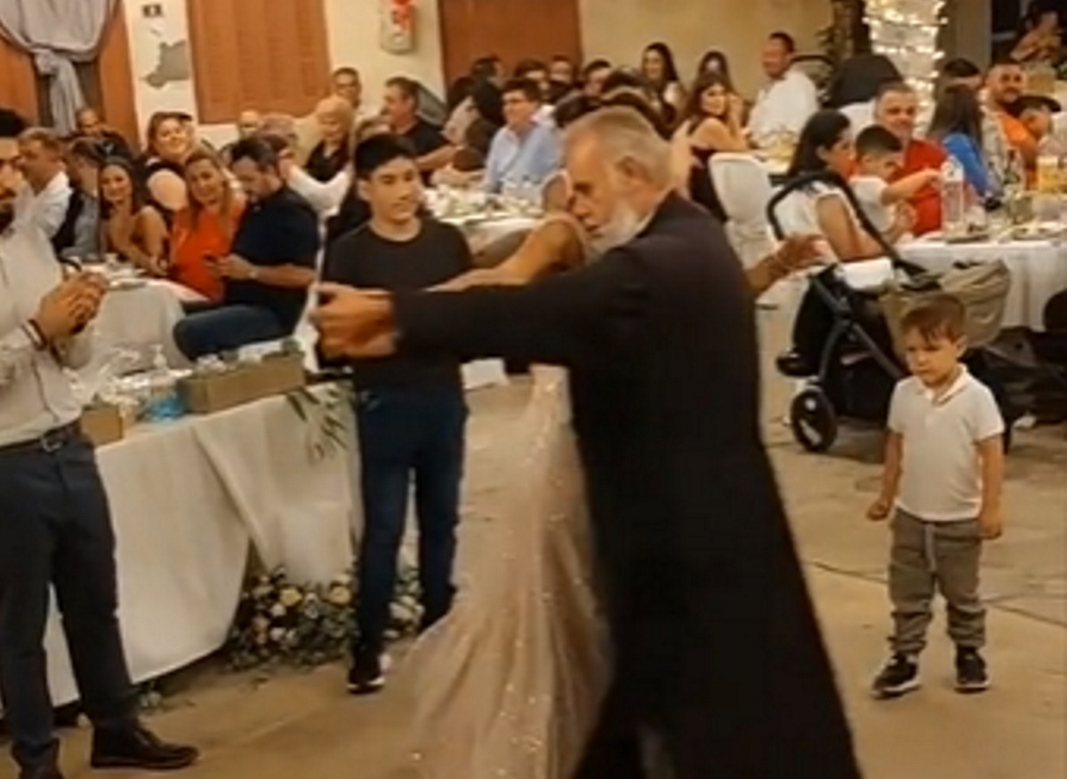 Κρήτη: Παπάς χορεύει σούστα με την νύφη και γίνεται viral