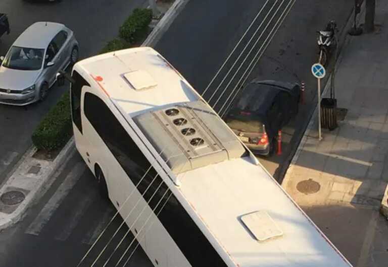 Χανιά: Ξεπάρκαρε για να στρίψει το λεωφορείο και μετά ξεπέρασε τον εαυτό του – Δείτε τις εικόνες
