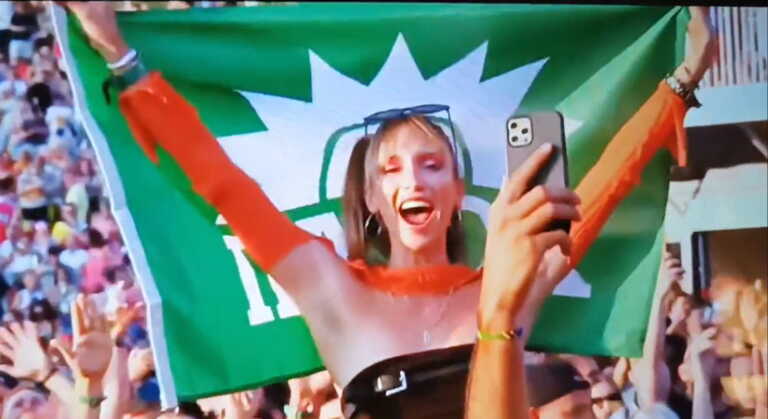 Η σημαία του ΠΑΣΟΚ έφτασε μέχρι την... Tomorrowland - Η κοπέλα που ύψωσε τον πράσινο ήλιο στο φεστιβάλ