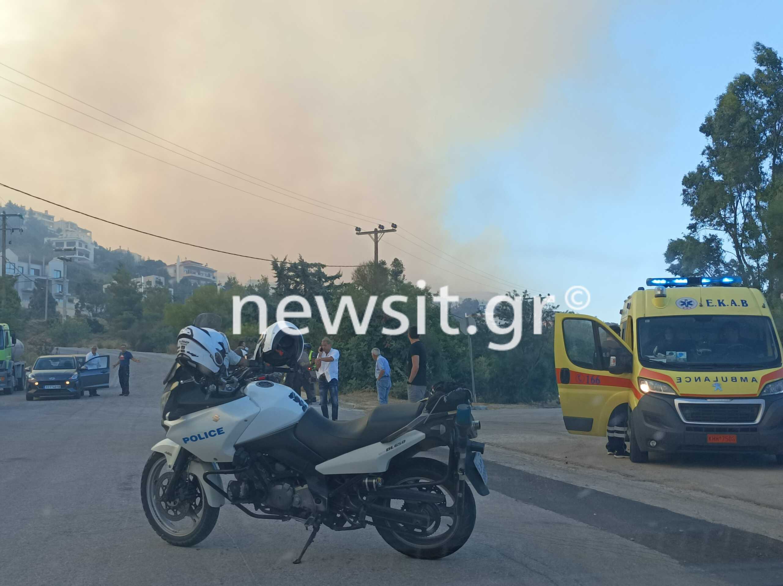 Φωτιά στην Πεντέλη: Πού έχει διακοπεί η κυκλοφορία