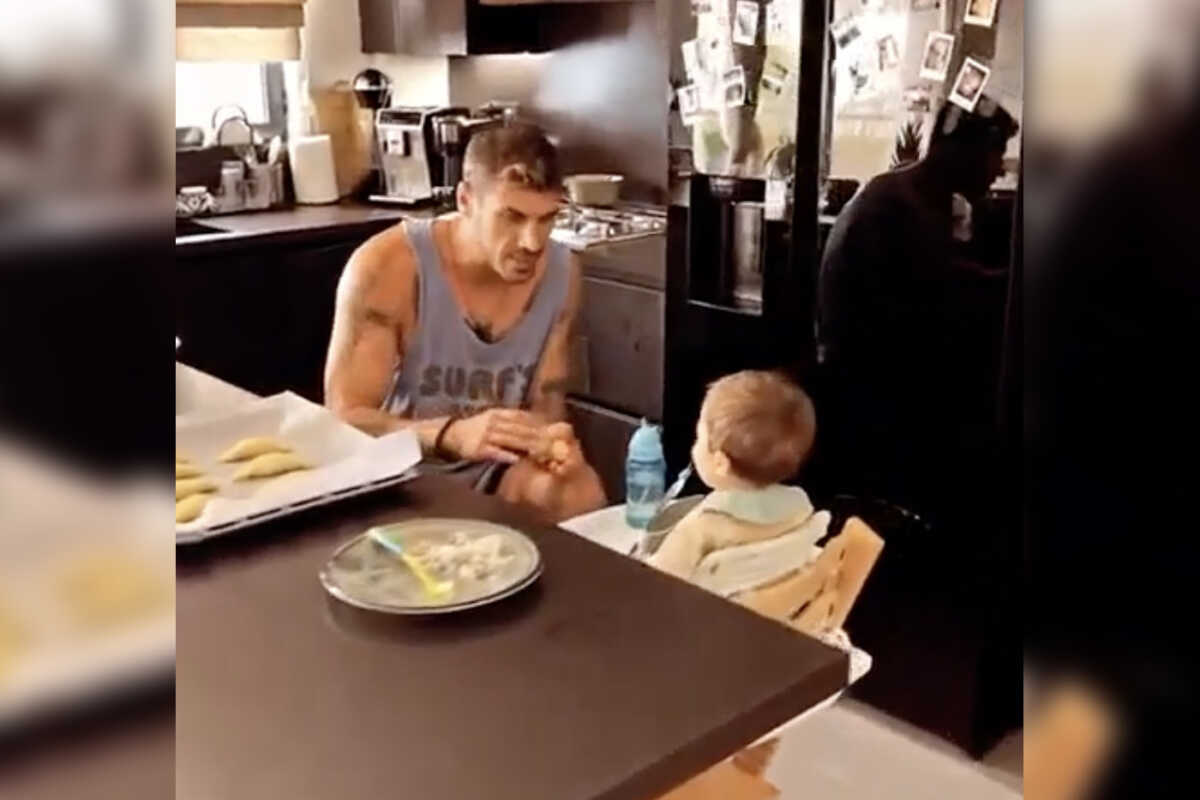 Ο Άκης Πετρετζίκης με τον γιο του στην κουζίνα – Μαγειρεύει μαζί του και το διασκεδάζει