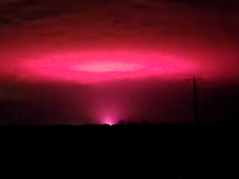 Το απόκοσμο ροζ φως στον ουρανό μικρής πόλης στην Αυστραλία δεν ήταν εισβολή εξωγήινων