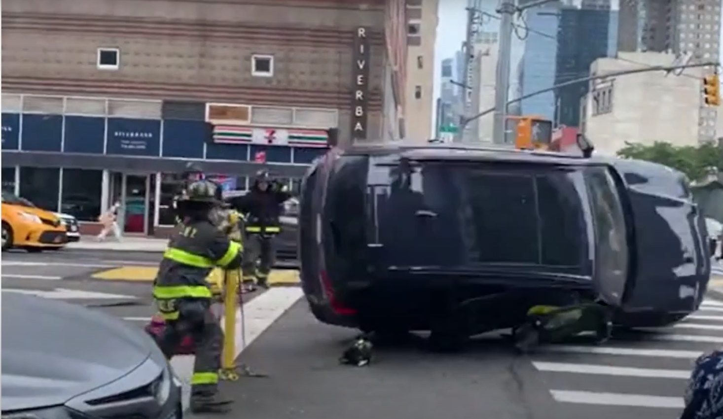 Πυροσβέστης καταπλακώθηκε από ένα SUV ενώ προσπαθούσε να σώσει εγκλωβισμένους σε τροχαίο στο Μανχάταν