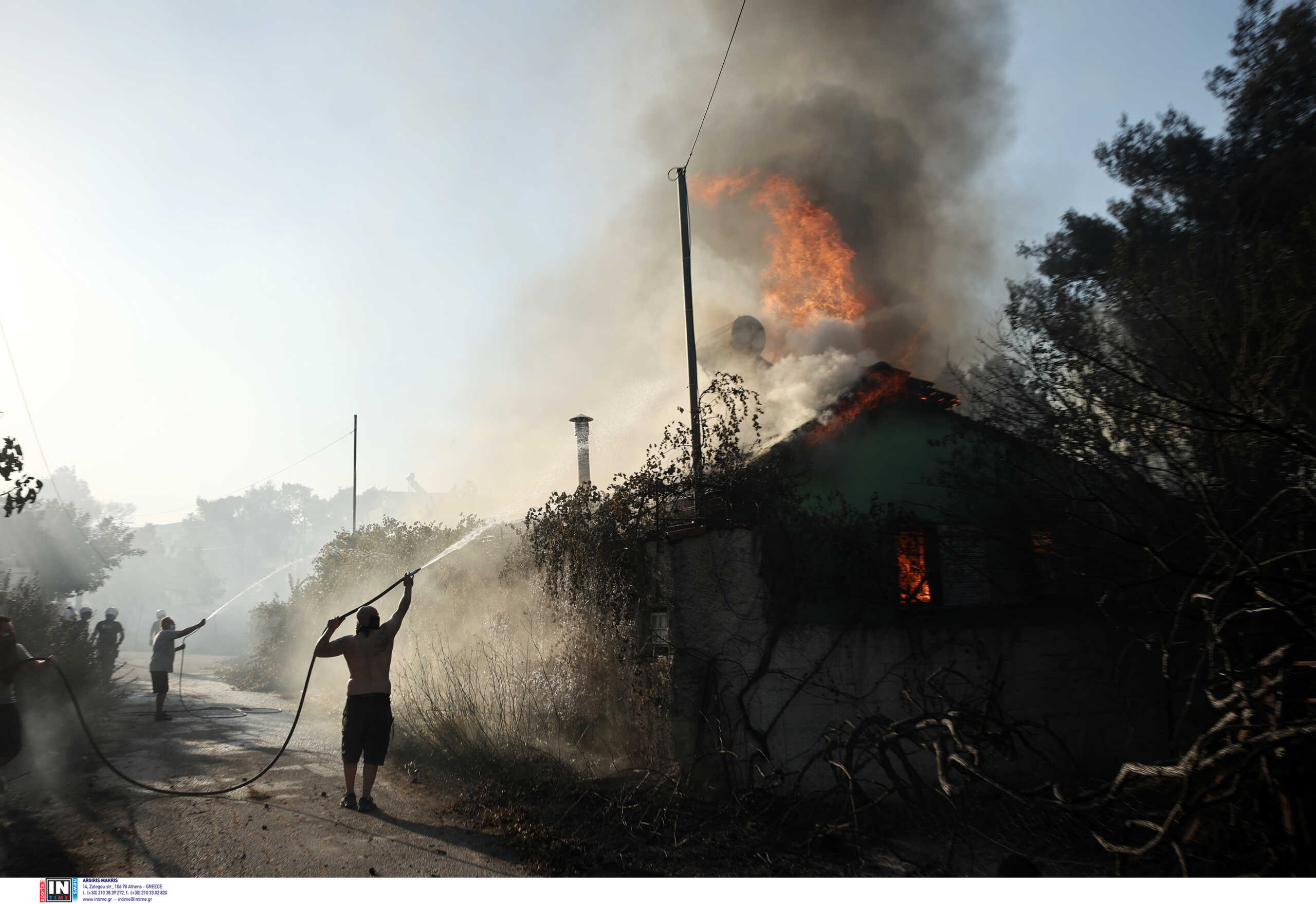 Φωτιά στην Πεντέλη: Τρεις τραυματίες με σοβαρά εγκαύματα στο νοσοκομείο Γεννηματάς