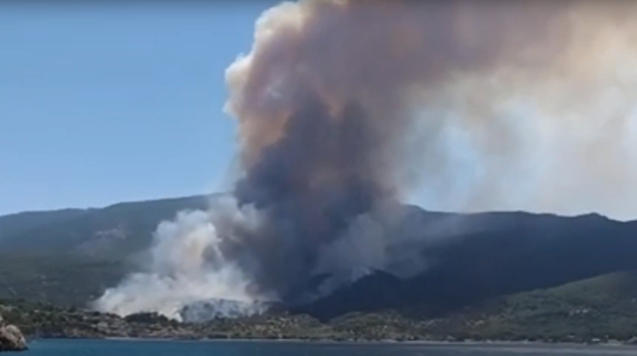 Φωτιά στο Πόρτο Γερμενό: Μήνυμα του 112 για εκκένωση του Μύτικα προς Ψάθα