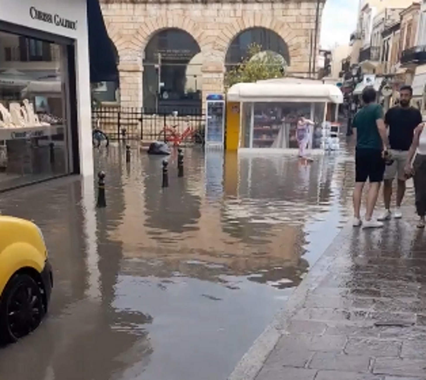 Ρέθυμνο: Πλημμύρες και διακοπές ρεύματος μετά την καταιγίδα, σε μια πόλη που «πνίγεται» στα λασπόνερα