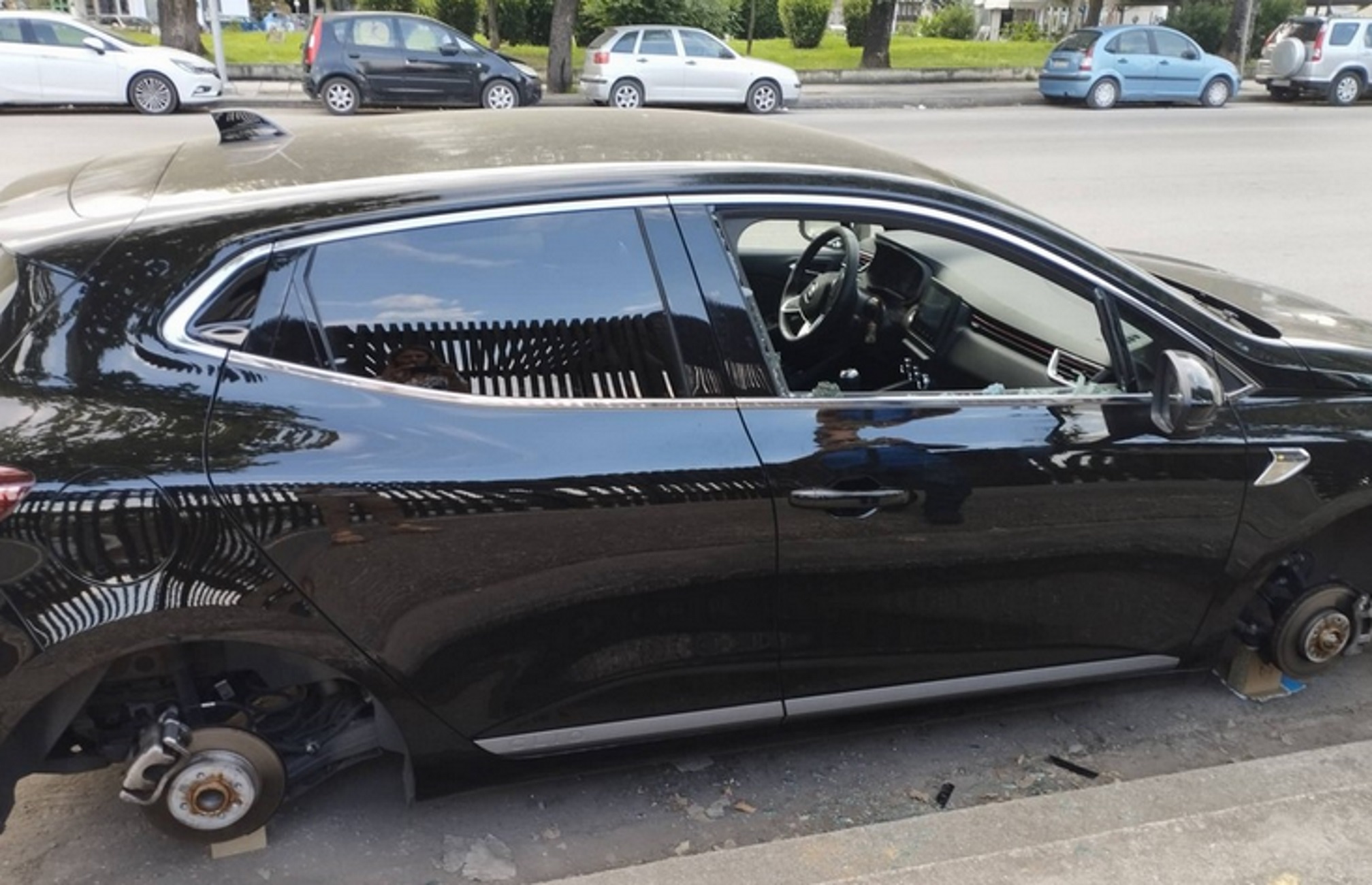 Θεσσαλονίκη: Βούτηξαν και τα 4 λάστιχα του αυτοκινήτου – Αυτοψία στη λεωφόρο Μεγάλου Αλεξάνδρου