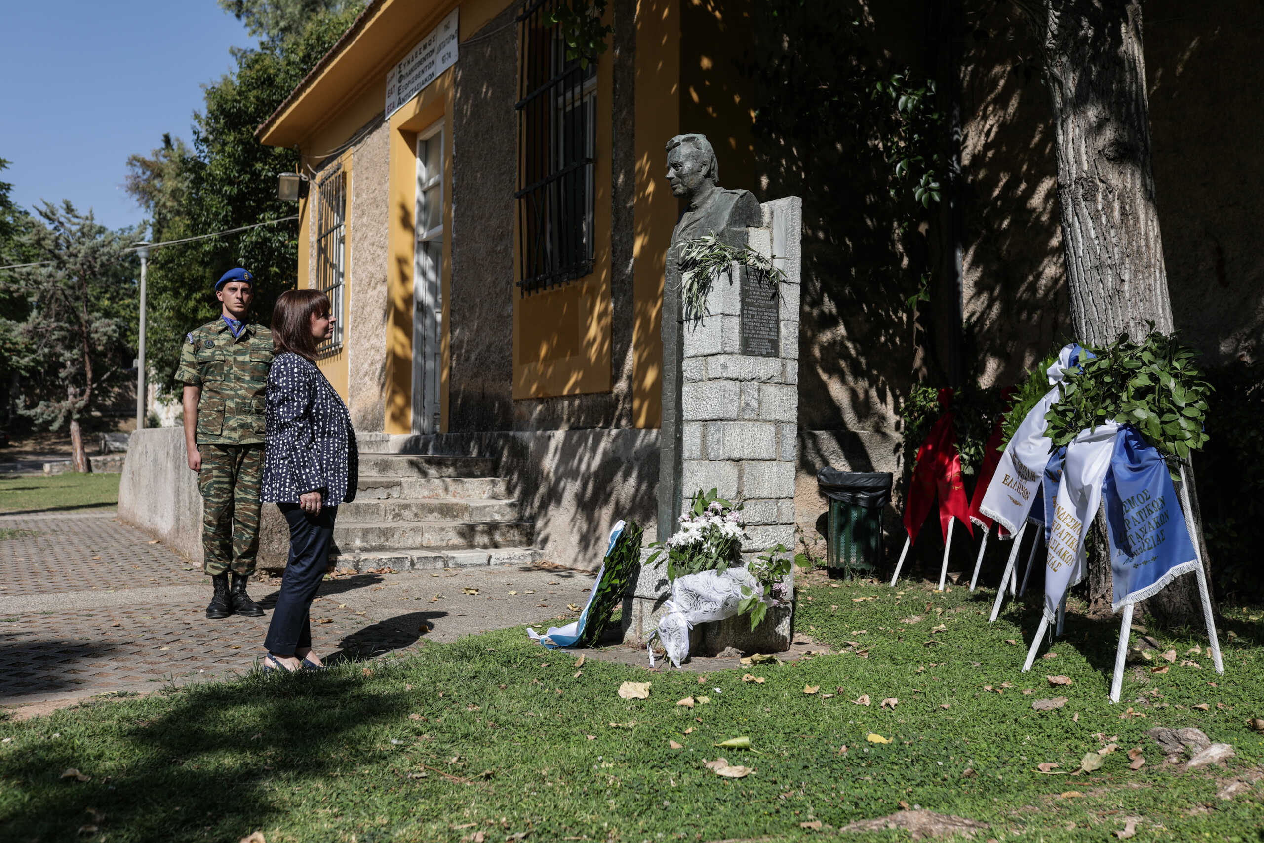 Επέτειος αποκατάστασης της Δημοκρατίας: Η Κατερίνα Σακελλαροπούλου κατέθεσε στεφάνι στην προτομή του Σπύρου Μουστακλή
