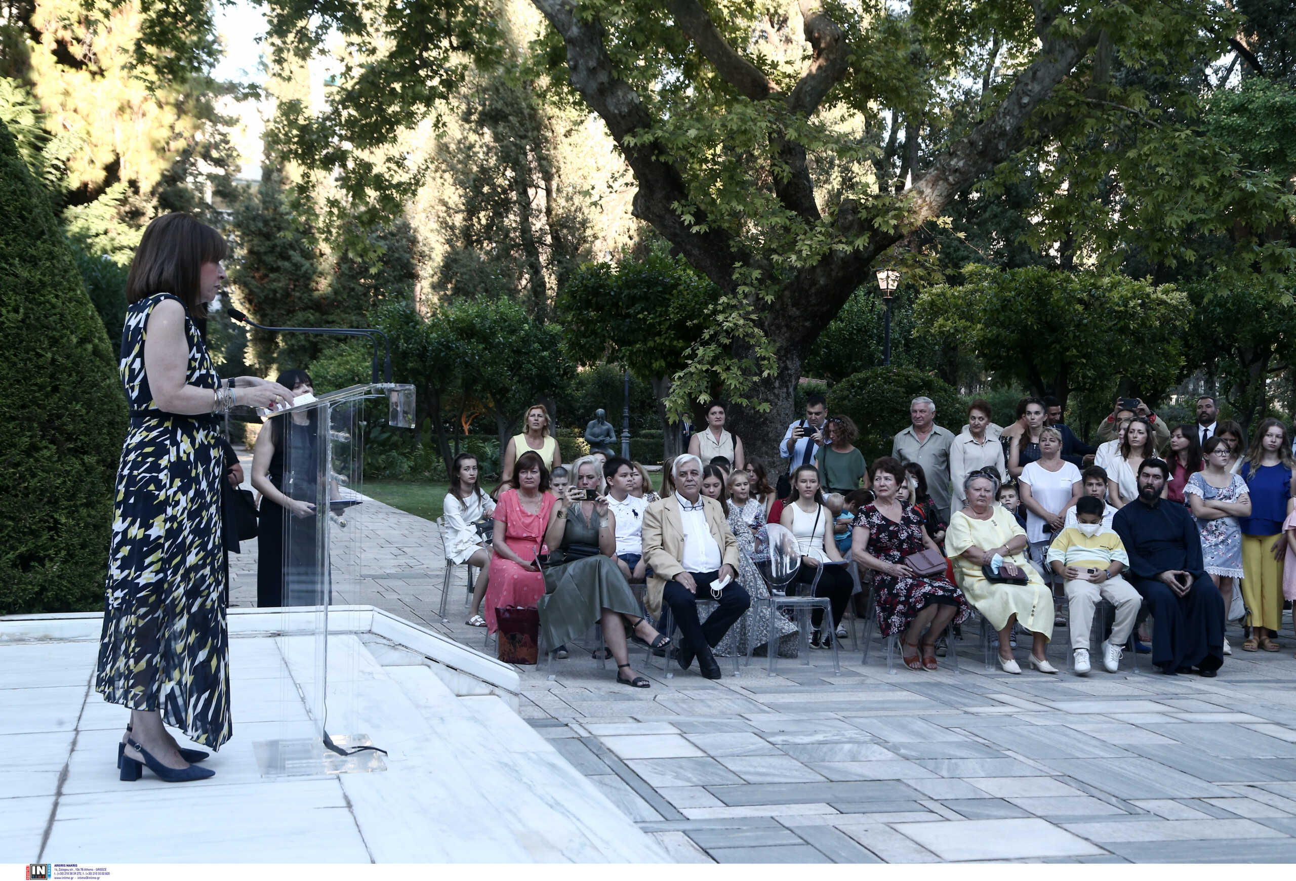 Η Κατερίνα Σακελλαροπούλου υποδέχθηκε στον κήπο του Προεδρικού Μεγάρου Ουκρανούς που φιλοξενούνται στην Ελλάδα