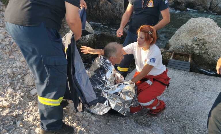 Πτώση ελικοπτέρου στη Σάμο: Ζωντανός ο Ρουμάνος πιλότος – Εντοπίστηκαν ακόμη δυο άτομα