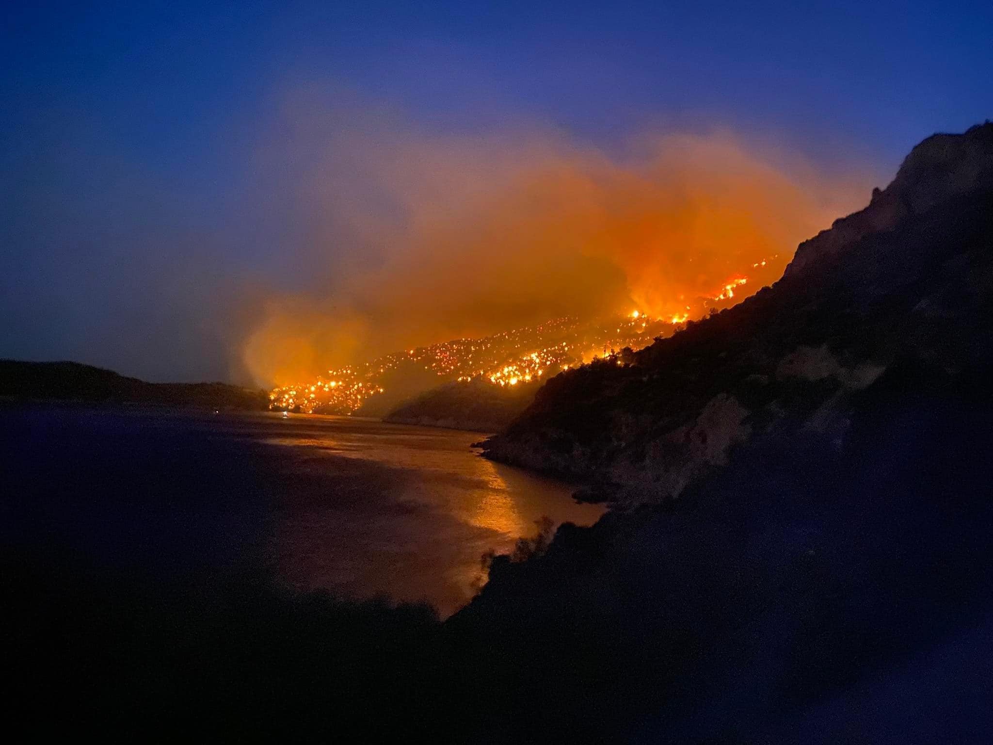 Φωτιά στη Σάμο: Δύσκολη νύχτα – Μάχη να τεθεί υπό έλεγχο το ενεργό μέτωπο