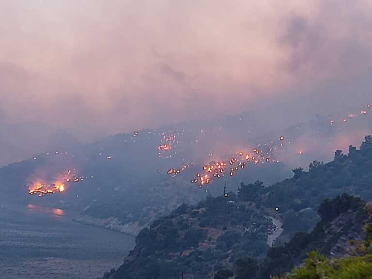 Φωτιά στη Σάμο: Εκκενώνονται τα χωριά Μακριά Πούντα και Λιμνιώνας – Μαίνεται το πύρινο μέτωπο