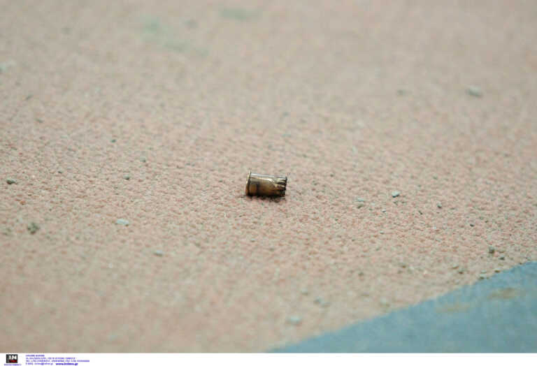 Πανικός για ζευγάρι στο Ηράκλειο - Ο γείτονας έριξε σφαίρα στο μπάνιο του σπιτιού τους