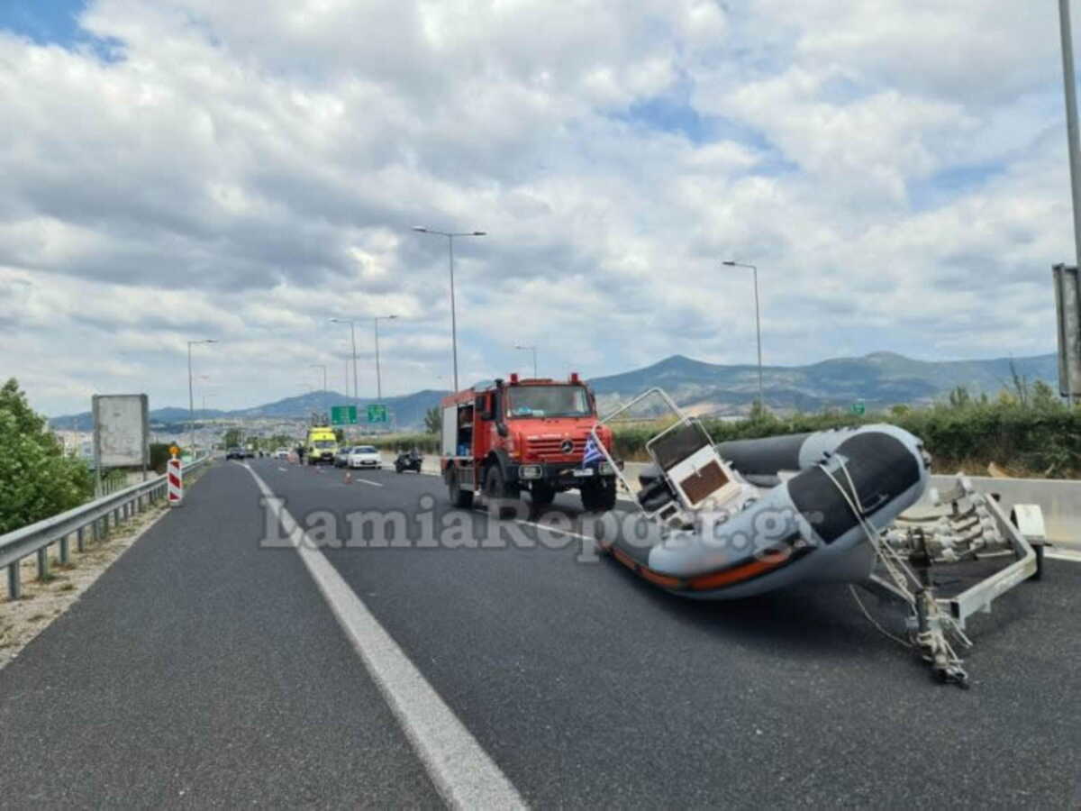 Λαμία: Φουσκωτό βγήκε στην στεριά! Σκάφος μέσα στην μέση της εθνικής οδού