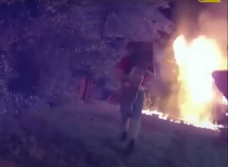 Ντελιβεράς έσωσε πέντε άτομα μέσα από φωτιά – Μπήκε δύο φορές στο φλεγόμενο σπίτι