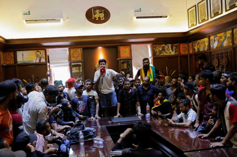 Χάος χωρίς τέλος στη Σρι Λάνκα - «Μπούκαραν» στο γραφείο του πρωθυπουργού οι οργισμένοι διαδηλωτές