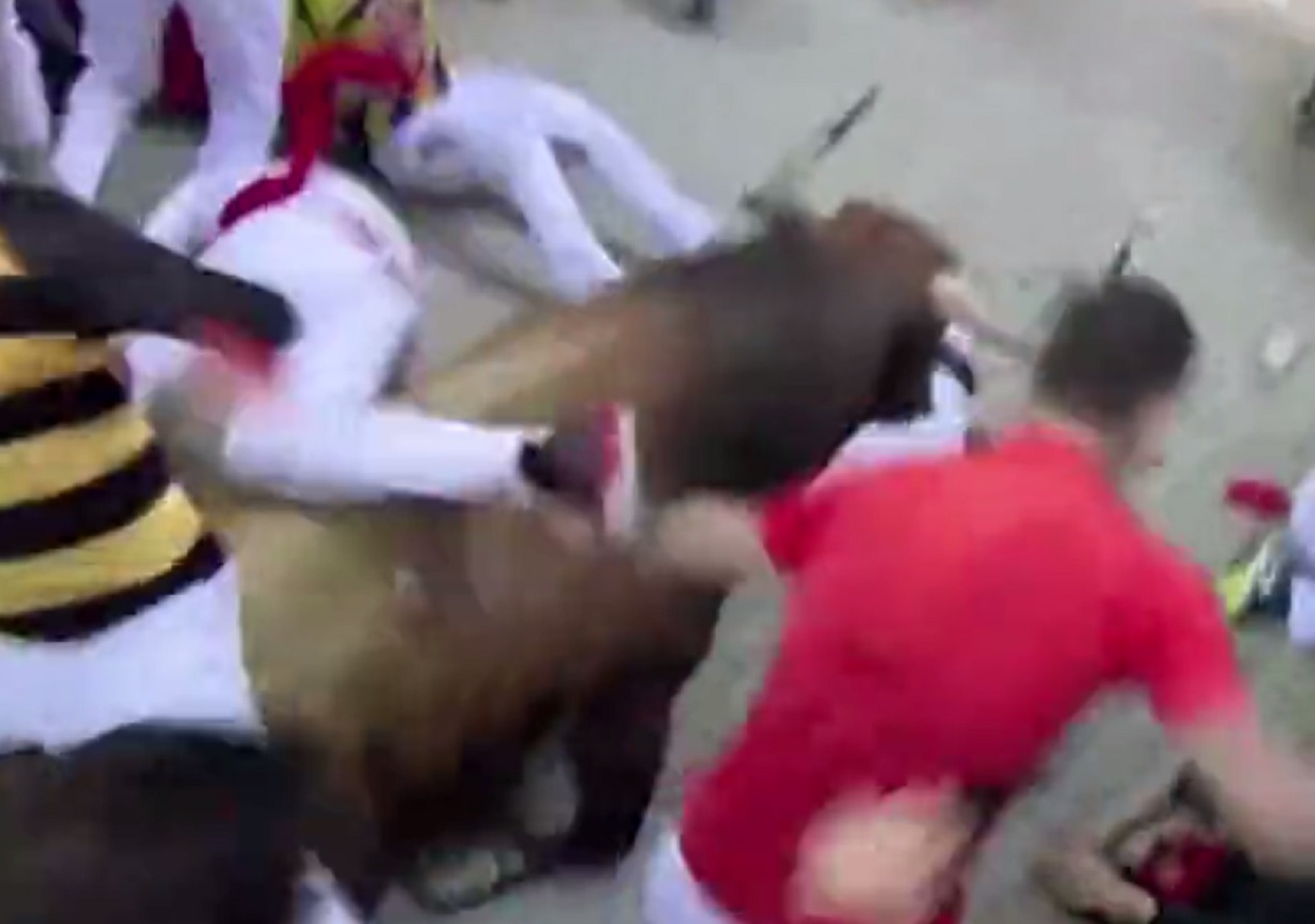 Ισπανία: 3 δρομείς τραυματίστηκαν από ταύρους στο φεστιβάλ του Σαν Φερμίν στην Παμπλόνα