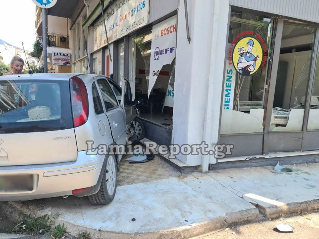 Λαμία: Αυτοκίνητο «καρφώθηκε» σε βιτρίνα μετά από σφοδρή σύγκρουση