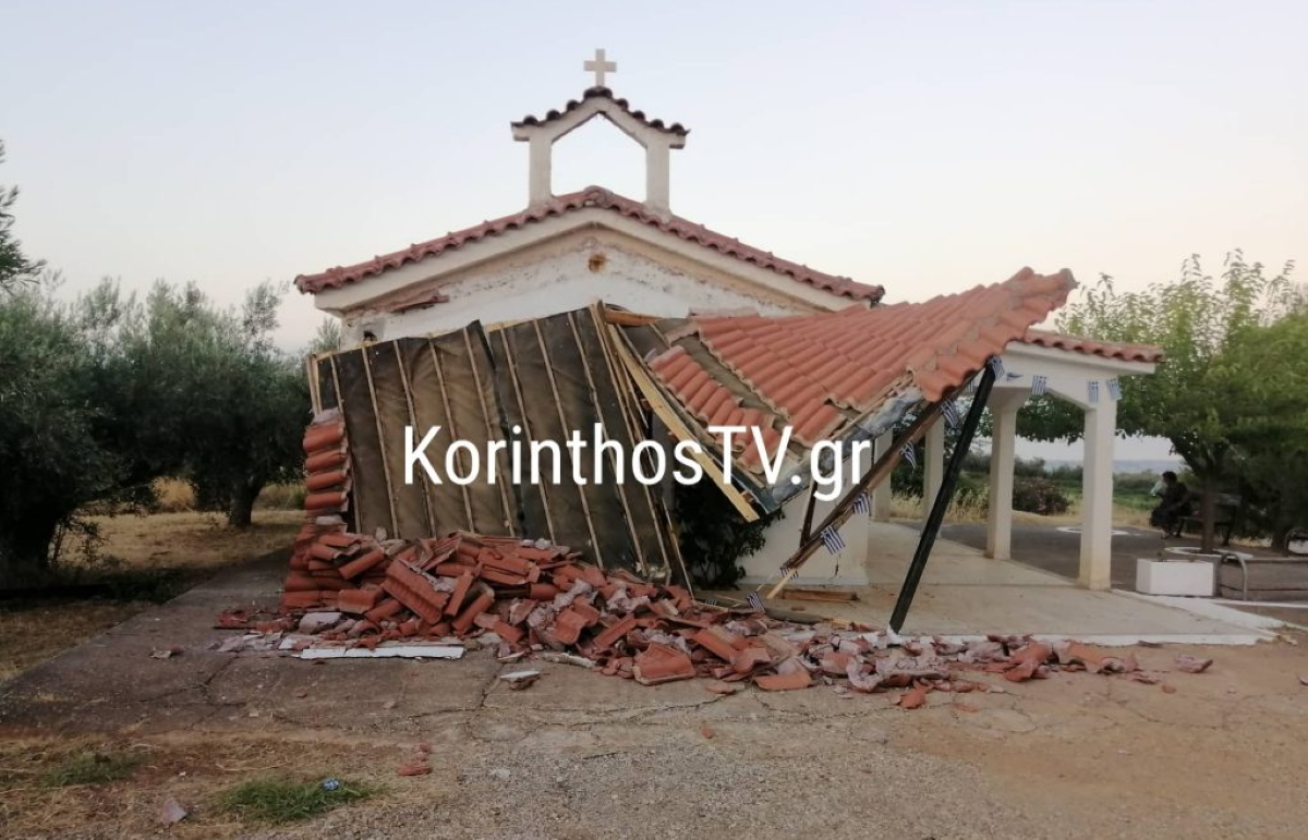 Κόρινθος: Αυτοκίνητο διέλυσε υπόστεγο εκκλησίας και καρφώθηκε σε δέντρο