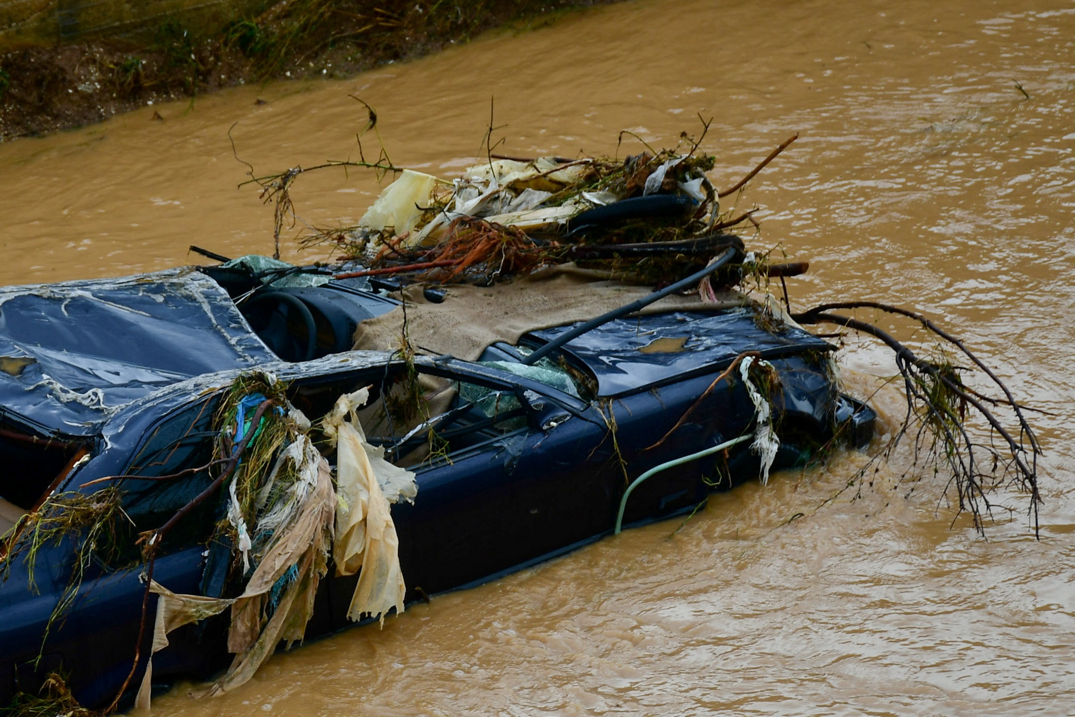 Τροχαίο με 2 νεκρούς και 3 σοβαρά τραυματίες στο δρόμο από Λιβαδειά για Λαμία – Σε ποτάμι το αυτοκίνητο