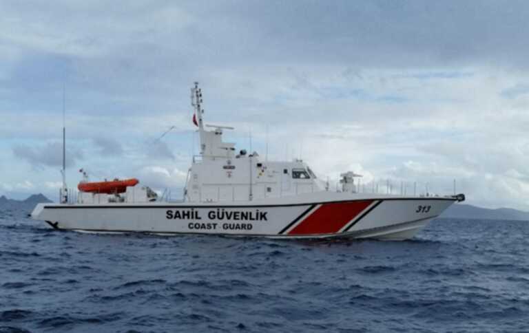 «Καράβια βγήκαν στην στεριά…» – Στα βράχια της Αττάλειας σκάφος της Τουρκικής Ακτοφυλακής