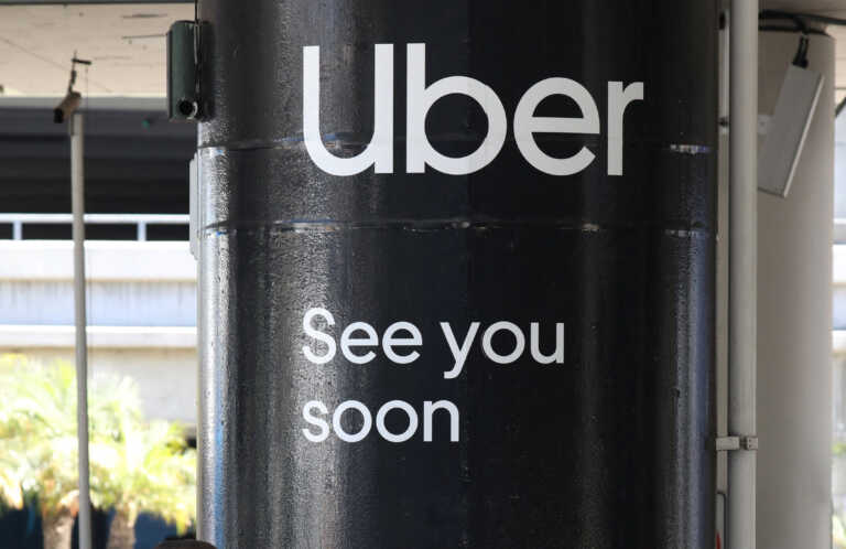 «Φυσικά και ο Μακρόν είχε επαφές» απαντά το Σανζ Ελιζέ για το σκάνδαλο Uber