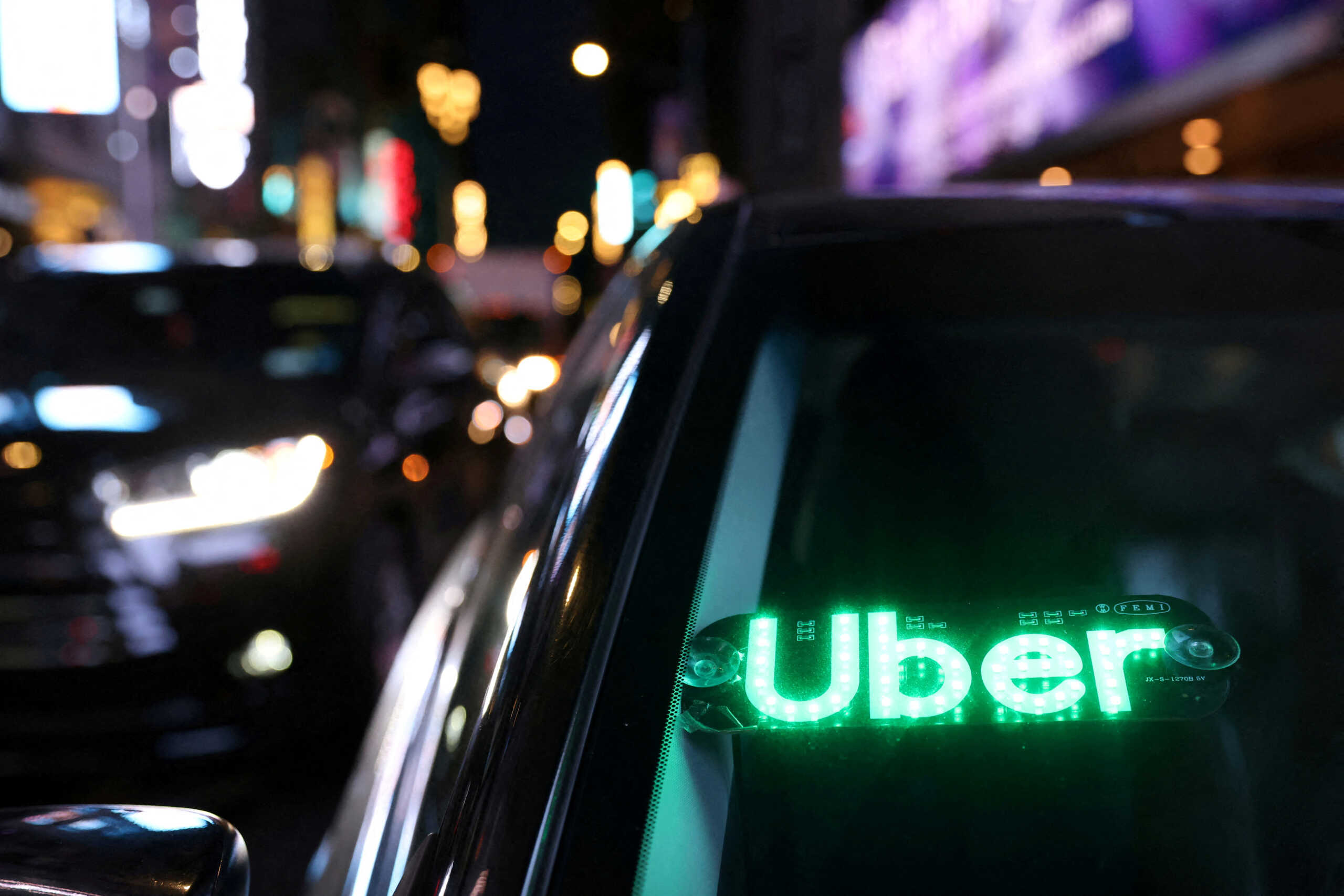 FILE PHOTO: An unauthorised device displays a version of the Uber logo on a vehicle in Manhattan, New York City, New York, U.S., November 17, 2021. REUTERS