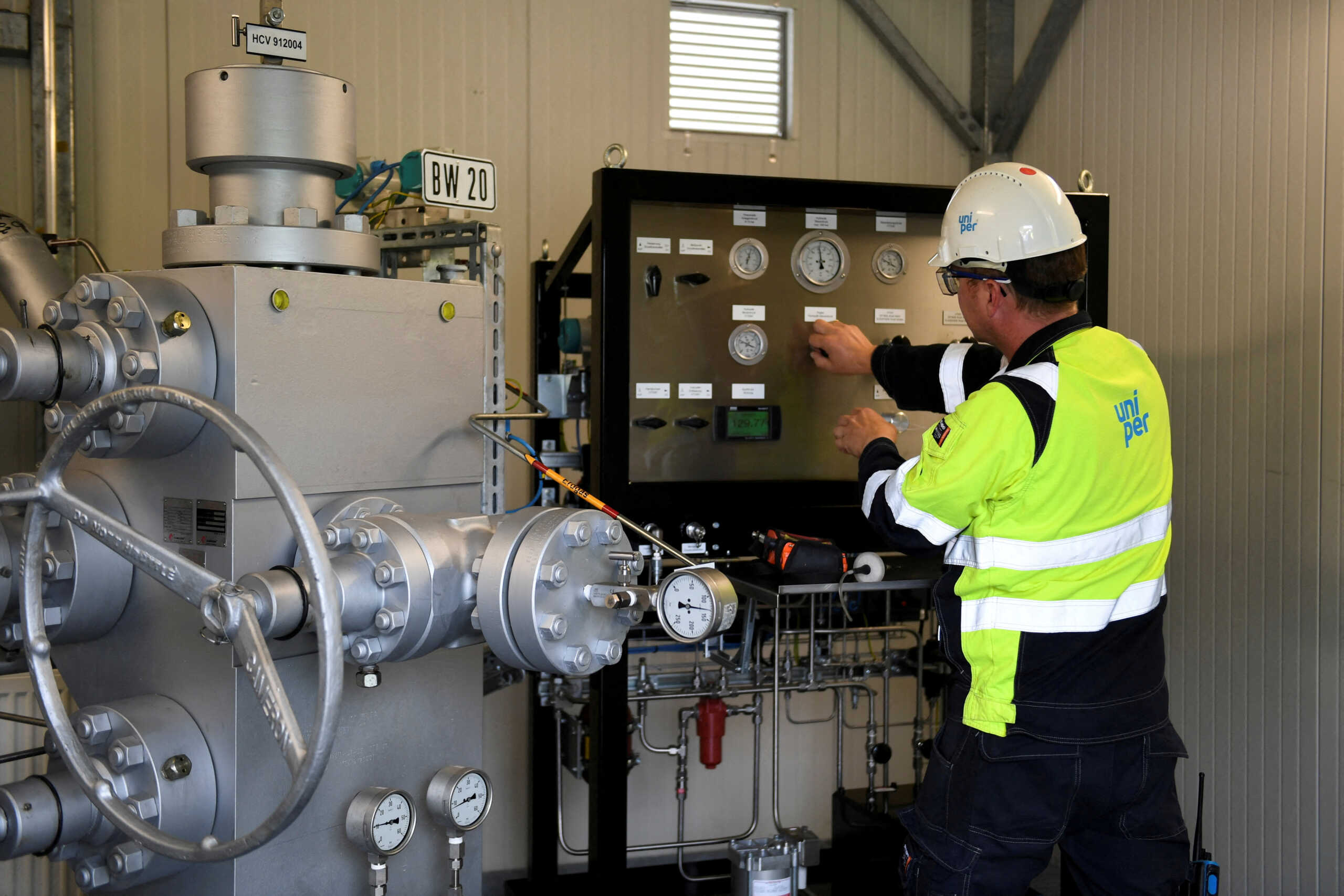 FILE PHOTO: A worker checks a unit at Uniper's Bierwang gas storage facility near the Bavarian town of Kraiburg am Inn, Germany, June 10, 2022. REUTERS
