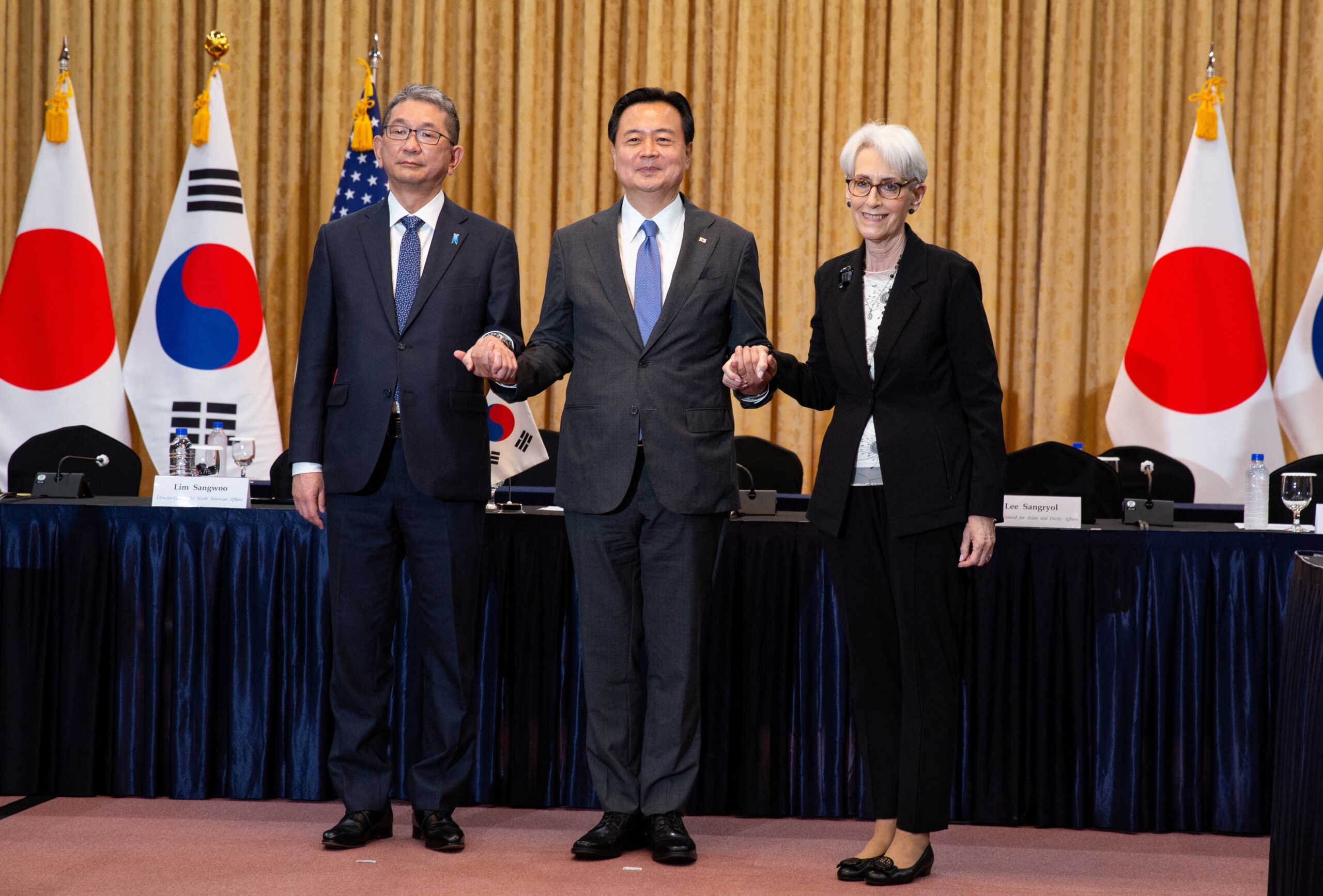 Βόρεια Κορέα: Βλέπει «ασιατικό ΝΑΤΟ» στη συμφωνία ΗΠΑ – Νότιας Κορέας και Ιαπωνίας για την άμυνα