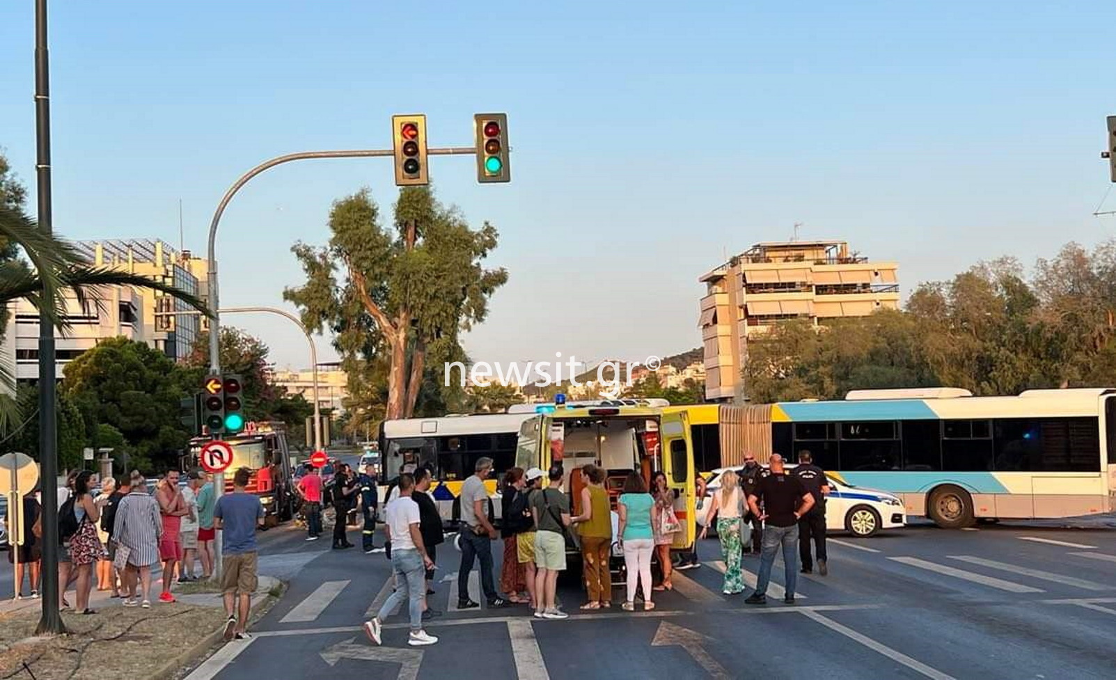 Βούλα: Σύγκρουση λεωφορείου με μηχανή στην παραλιακή – Δύο τραυματίες