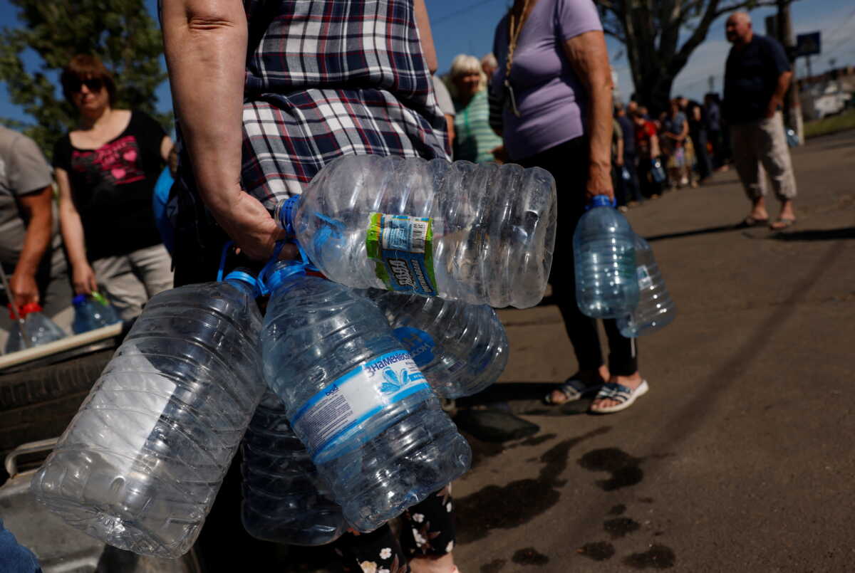 Πόλεμος στην Ουκρανία: Μόλις 5 λίτρα πόσιμου νερού παίρνουν την εβδομάδα οι κάτοικοι της κατεχόμενης Μαριούπολης
