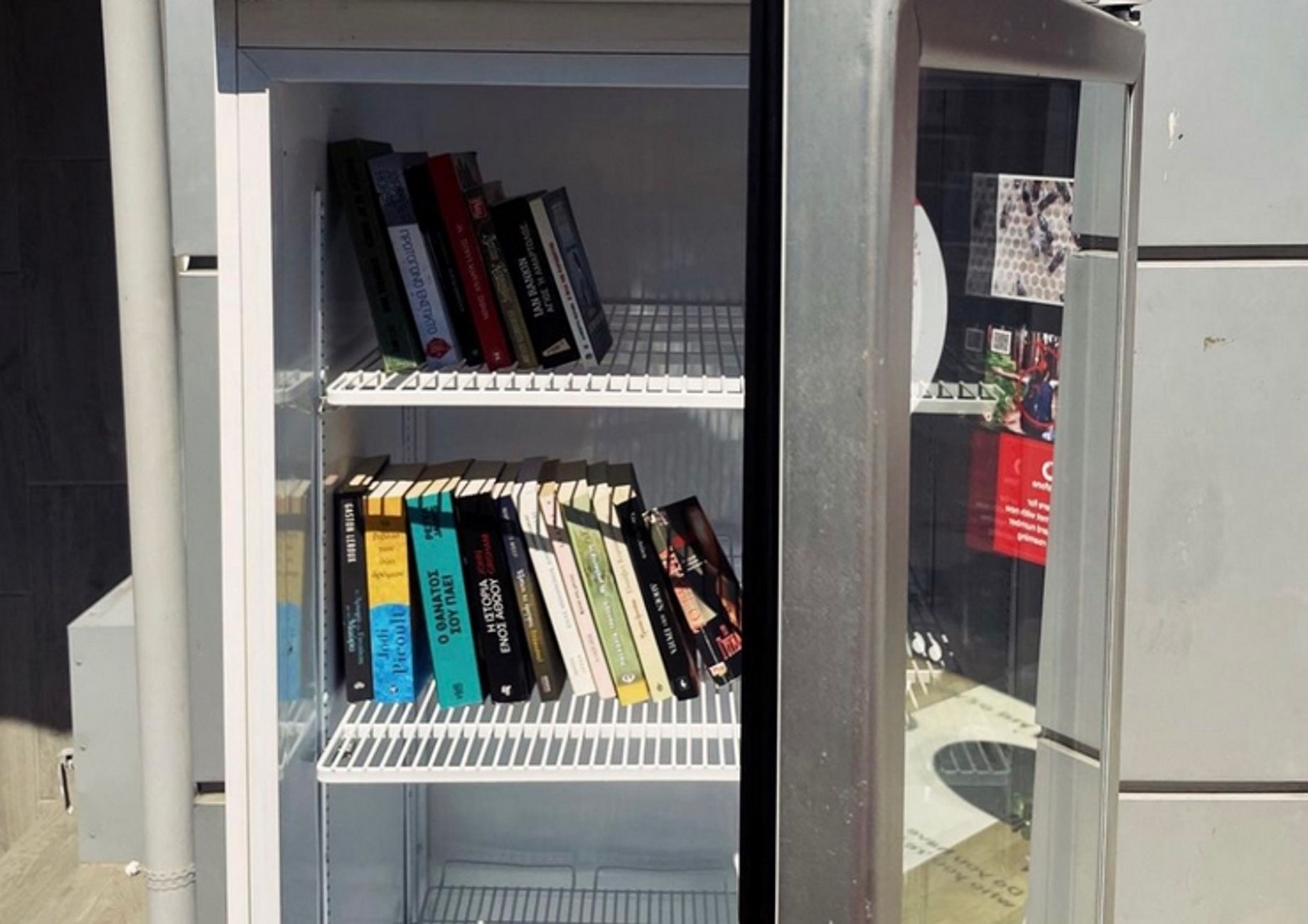 Χαλκιδική: Ένα ψυγείο για εκείνους που διψούν για γνώσεις – Οι εικόνες στα Νέα Μουδανιά που συζητήθηκαν