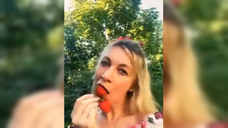 Σάλος με τη Μαρία Ζαχάροβα και την ανάρτησή της να τρώει φράουλες με «πονηρό» βλέμμα