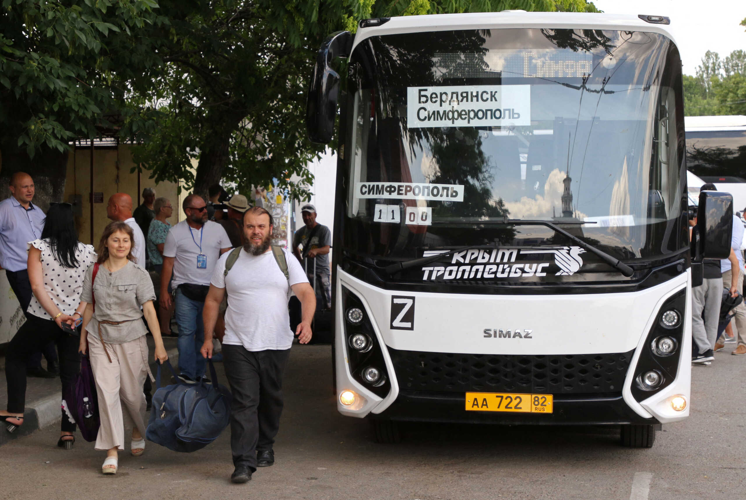 People get off a bus arrived from the Russian-controlled Ukrainian city of Berdyansk, at a bus station in Simferopol, Crimea July 1, 2022. Crimea resumes regular bus service to Zaporizhzhia and Kherson regions of Ukraine. REUTERS