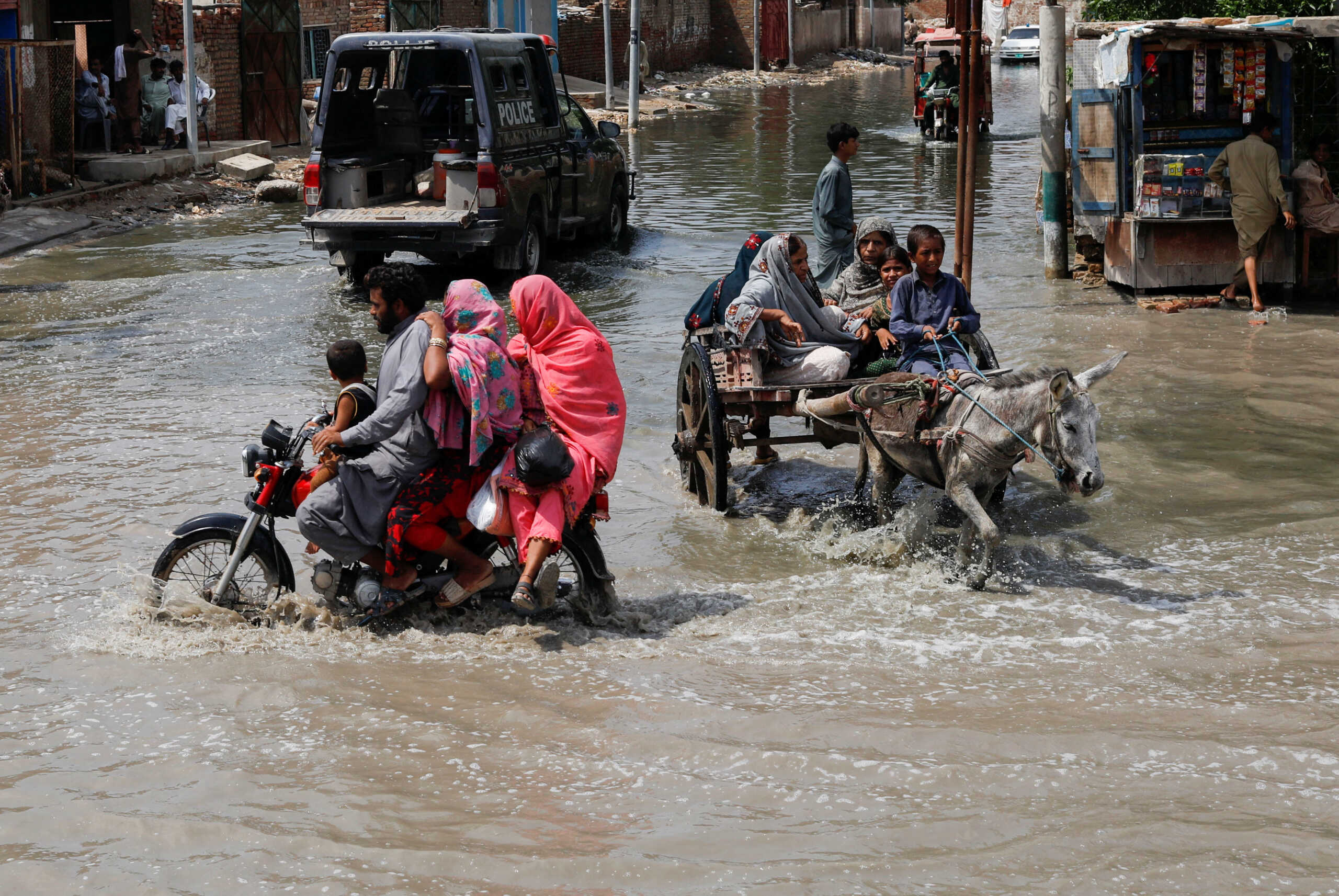 Πακιστάν: Αντιμετωπίζει τις χειρότερες πλημμύρες στην ιστορία του – Φόβους εμφάνισης ασθενειών εκφράζει ο ΠΟΥ