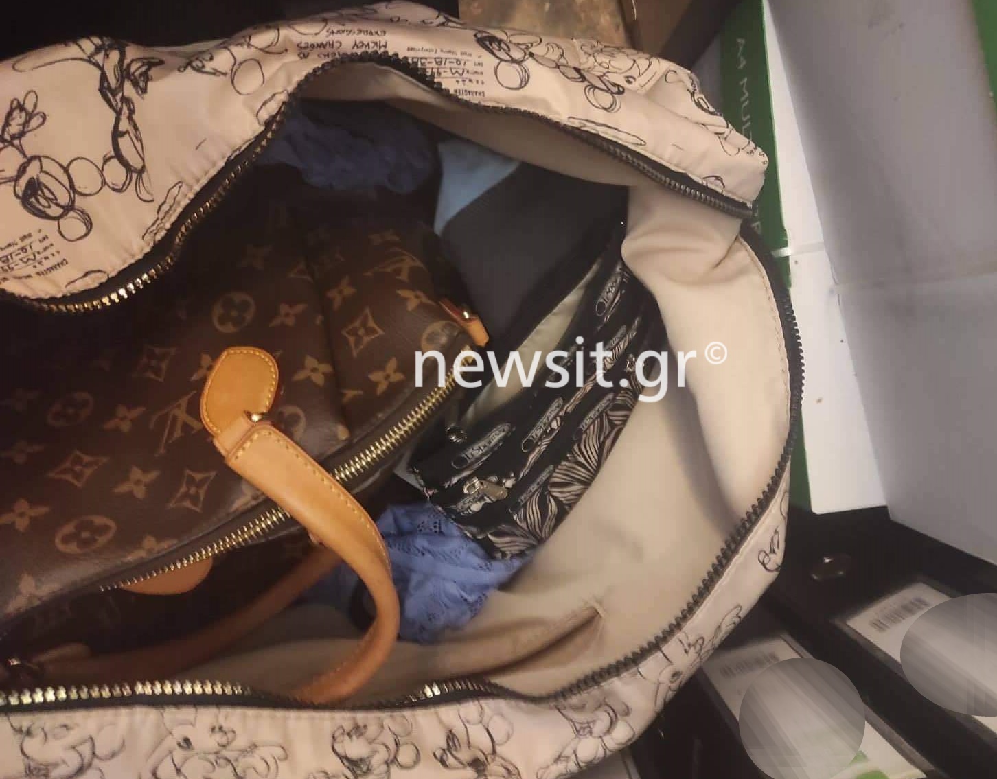 Έκλεβαν πανάκριβες τσάντες από το αεροδρόμιο – Βίντεο με τη δράση και τη σύλληψη των γυναικών στο «Ελ. Βενιζέλος»