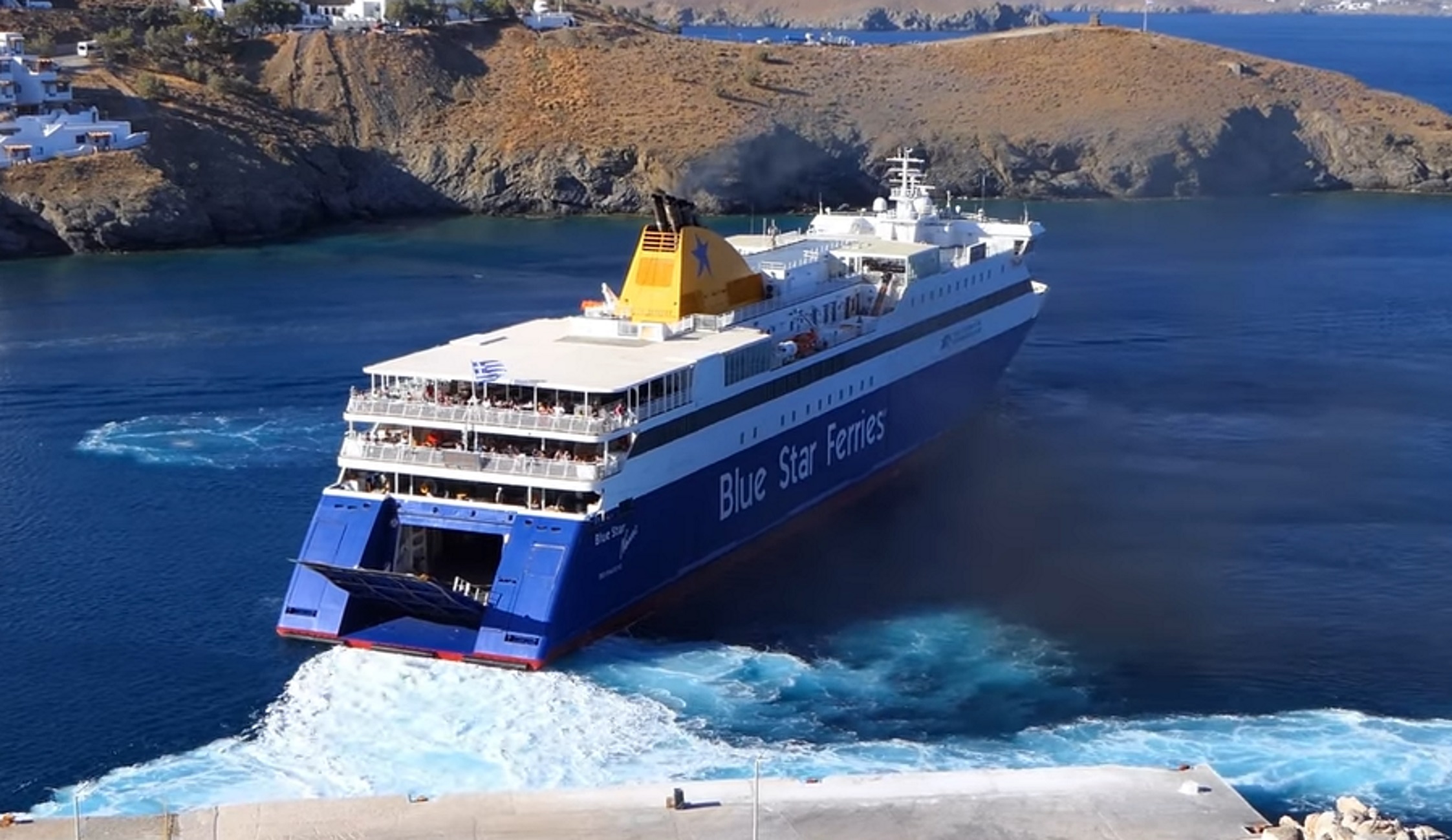 Αστυπάλαια: Διακοπές τέλος και το Blue Star Naxos επιστρέφει στον Πειραιά ασφυκτικά γεμάτο – Βίντεο