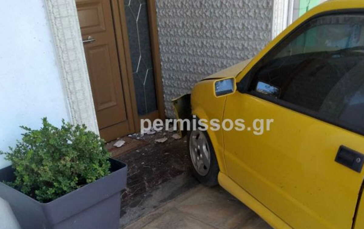 Αλίαρτος Βοιωτίας: Αυτοκίνητο «επισκέφθηκε» σπίτι μετά από σύγκρουση με άλλο ΙΧ