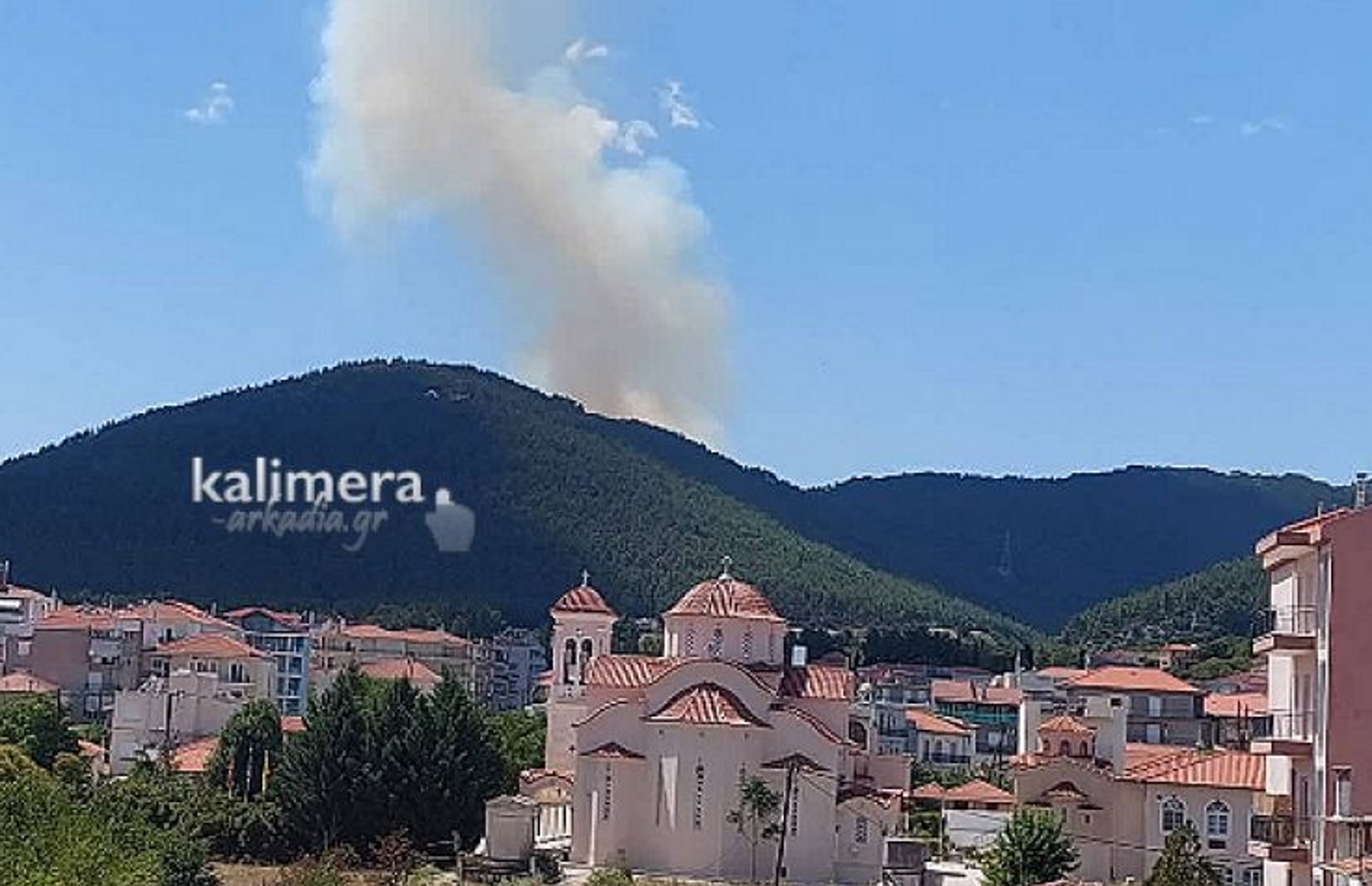 Φωτιά στο χωριό Τσελεπάκος Τρίπολης: Μαύροι καπνοί στον ουρανό