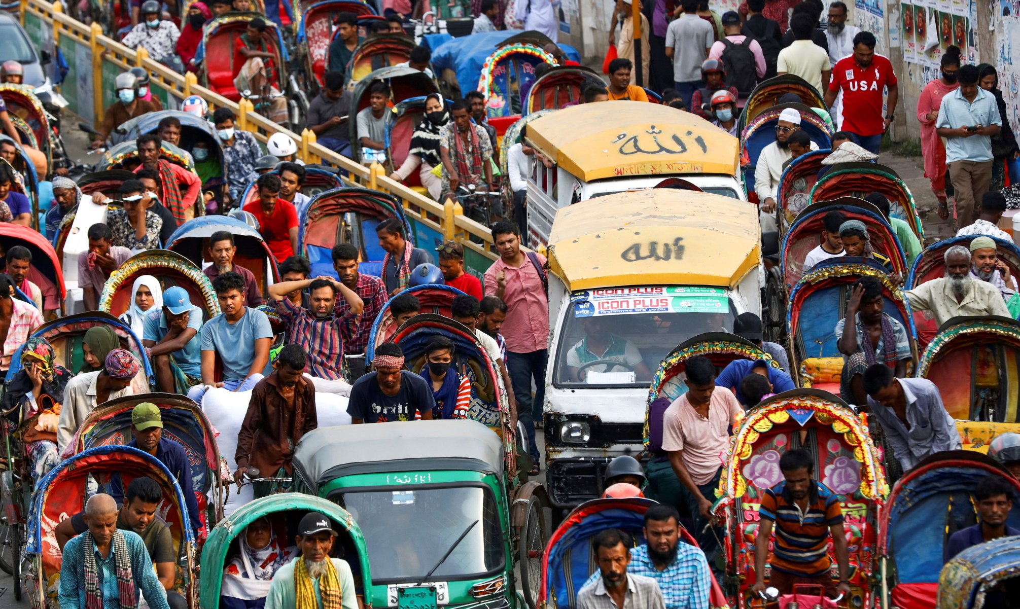 Πανικός στο Μπαγκλαντές – Χιλιάδες οδηγοί στα βενζινάδικα προτού αυξηθούν 50% οι τιμές