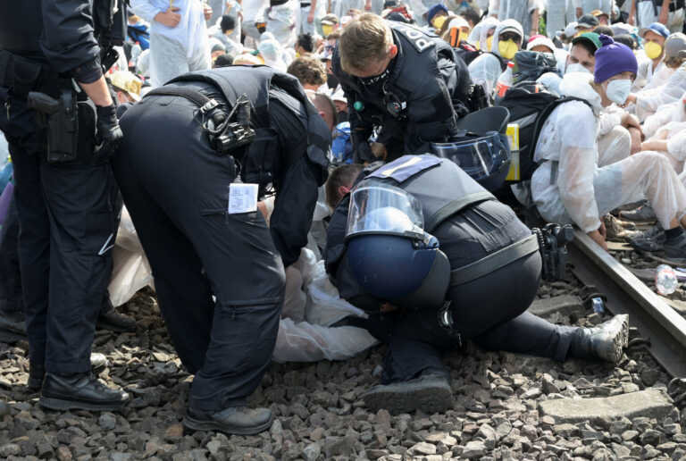 Επεισόδια μεταξύ διαδηλωτών και αστυνομίας σε κινητοποίηση για το κλίμα στο Αμβούργο - «Kορύφωση της αστυνομικής βίας» λένε οι ακτιβιστές