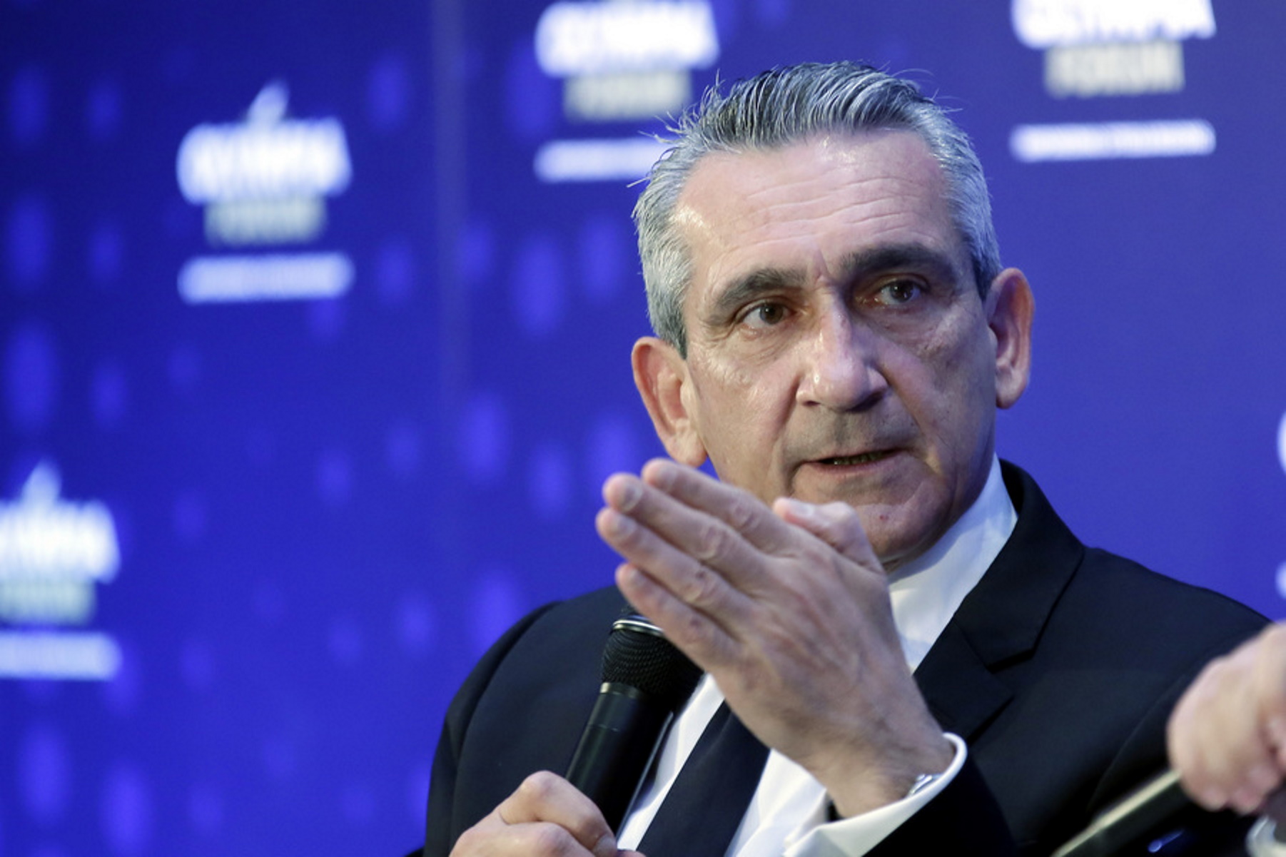 Ο περιφερειάρχης Νοτίου Αιγαίου Γιώργος Χατζημάρκος μιλάει σε πάνελ, στο Ολυμπία Φόρουμ II στο Ζάππειο Μέγαρο, Αθήνα, Τετάρτη 20 Οκτωβρίου 2021. Το Olympia Forum II, το οποίο διοργανώνεται από το Οικονομικό Φόρουμ των Δελφών και την εφημερίδα ΠΑΤΡΙΣ, θα διεξαχθεί στις 20-21 Οκτωβρίου 2021 στο Ζάππειο Μέγαρο στην Αθήνα και στις 22-23 Οκτωβρίου 2021 στις εγκαταστάσεις της Διεθνούς Ολυμπιακής Ακαδημίας στην Αρχαία Ολυμπία. Οι εργασίες είναι αποκλειστικά αφιερωμένες στην Τοπική και Περιφερειακή διακυβέρνηση, θα επικεντρωθούν γύρω από την δυναμική των πόλεων και των περιφερειών, με στόχο την προώθηση και ανταλλαγή καλών πρακτικών για τις προκλήσεις της Περιφερειακής Ανάπτυξης τόσο σε Εθνικό όσο και σε Ευρωπαϊκό επίπεδο. ΑΠΕ-ΜΠΕ