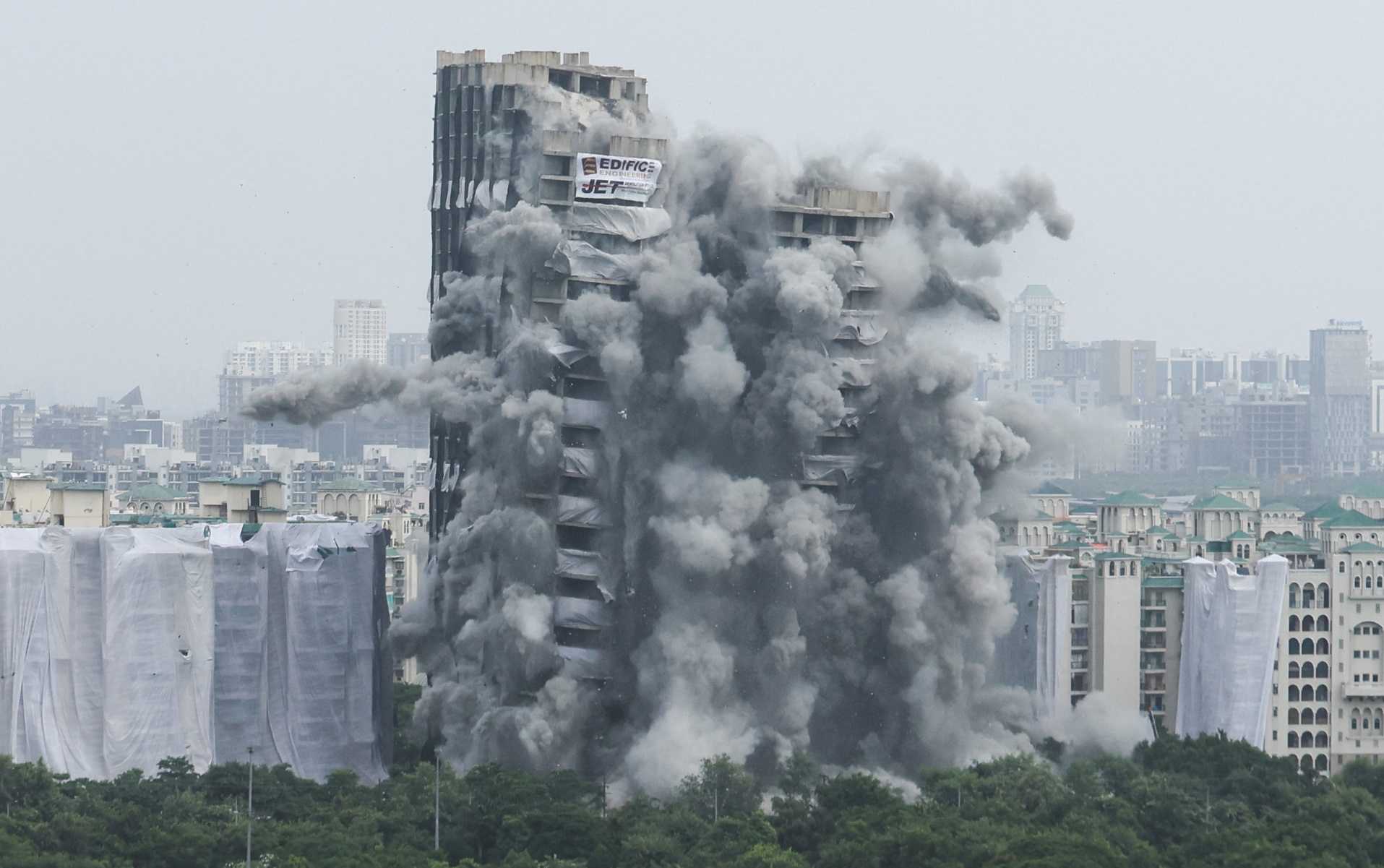 Ινδία: Εντυπωσιακές κατεδαφίσεις – Ουρανοξύστες 103 μέτρων γκρεμίστηκαν με ελεγχόμενες εκρήξεις