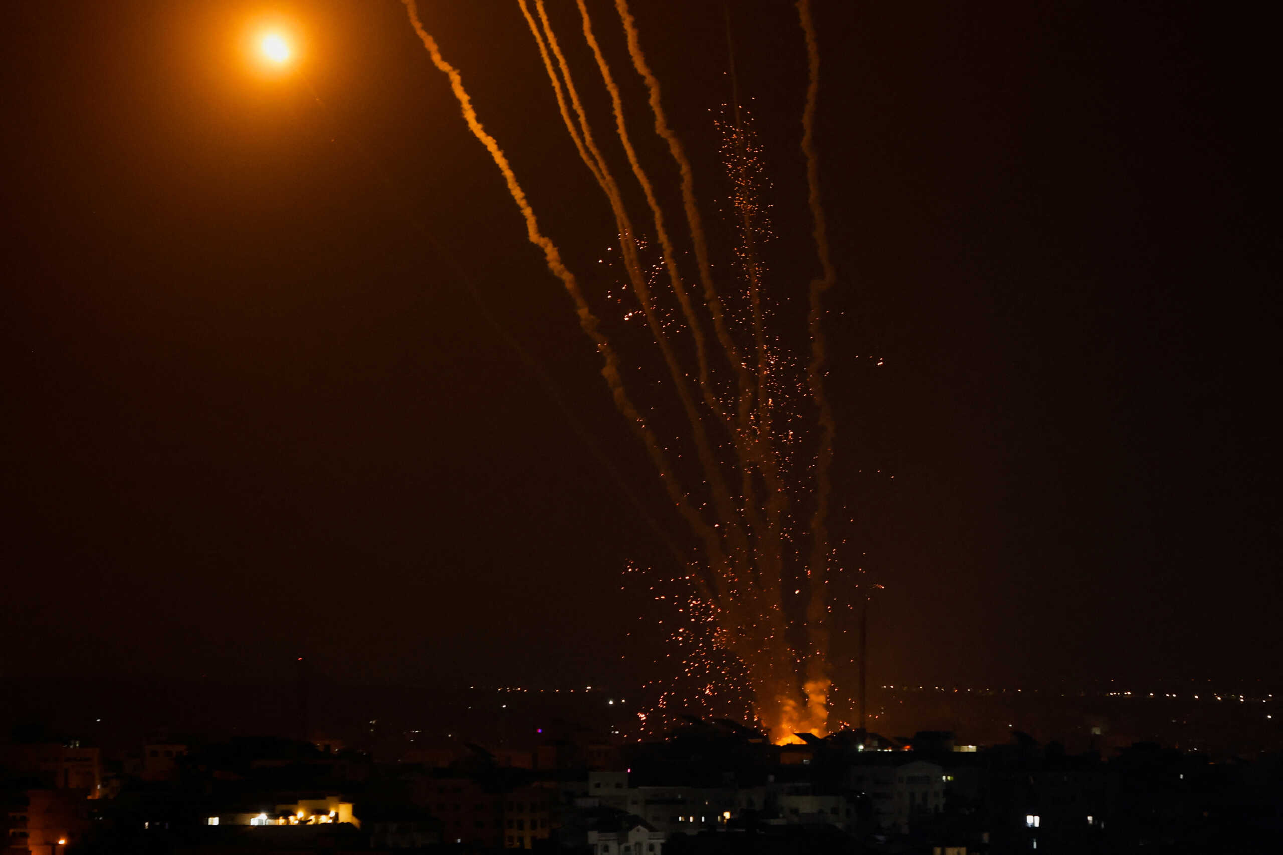 Παλαιστινιακά Εδάφη: Ο Ισλαμικός Τζιχάντ λέει ότι εκτόξευσε «100 και πλέον ρουκέτες» από τη Γάζα προς το Ισραήλ