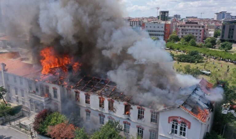 Εικόνες καταστροφής από τη μεγάλη φωτιά στο νοσοκομείο του Μπαλουκλί - Δηλώσεις Βαρθολομαίου