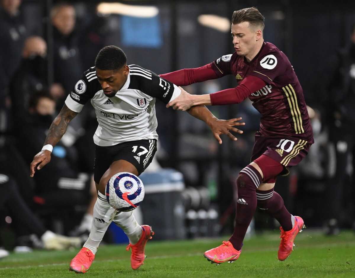 epa09084552 Fulham's Ivan Cavaleiro (L) in action against Leeds’ Ezgjan Alioski (R) during the English Premier League soccer match between Fulham FC and Leeds United in London, Britain, 19 March 2021.  EPA