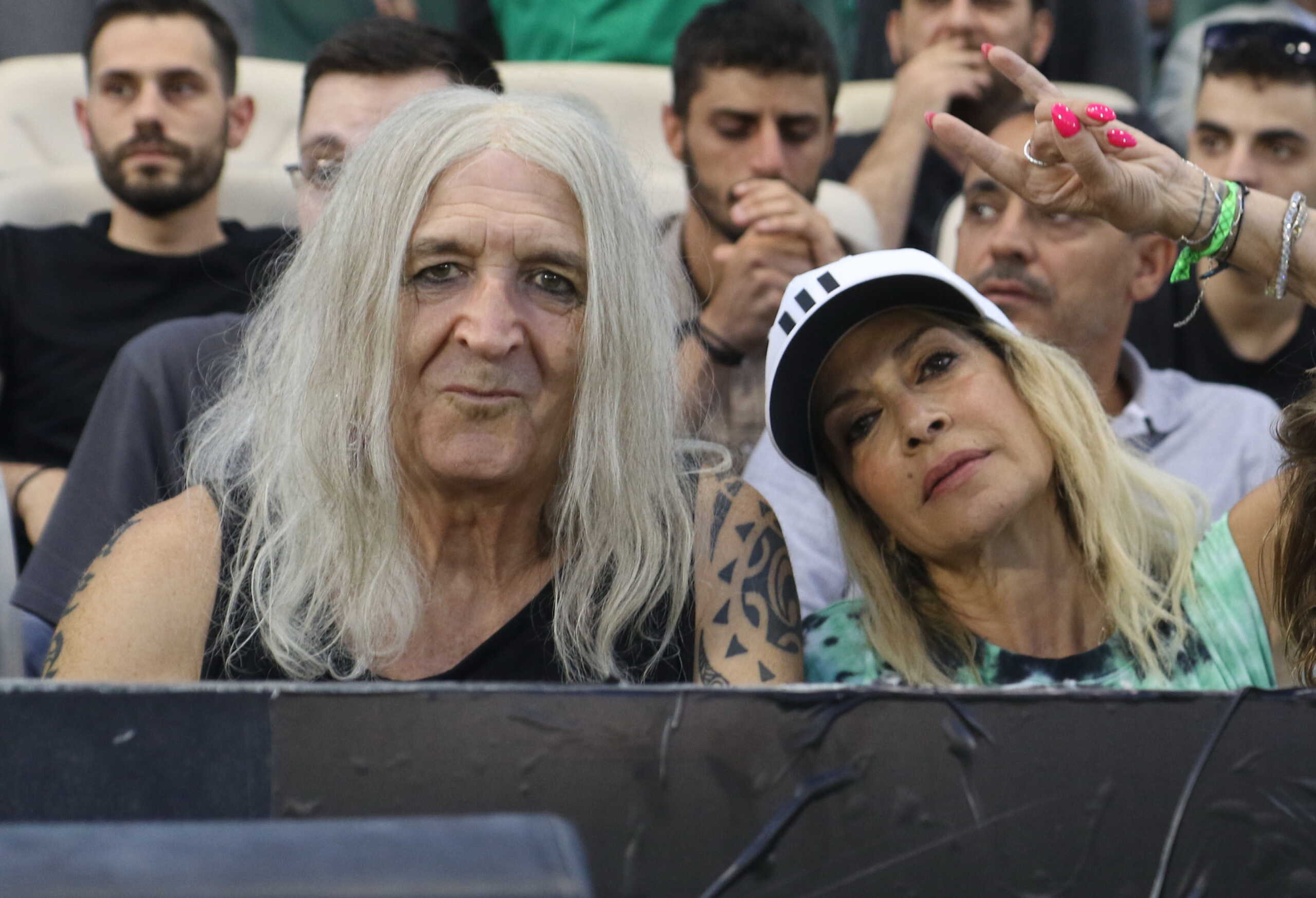 Νίκος Καρβέλας: Έγινε viral η ροκ εμφάνισή του – Στο γήπεδο του Παναθηναϊκού και η Άννα Βίσση