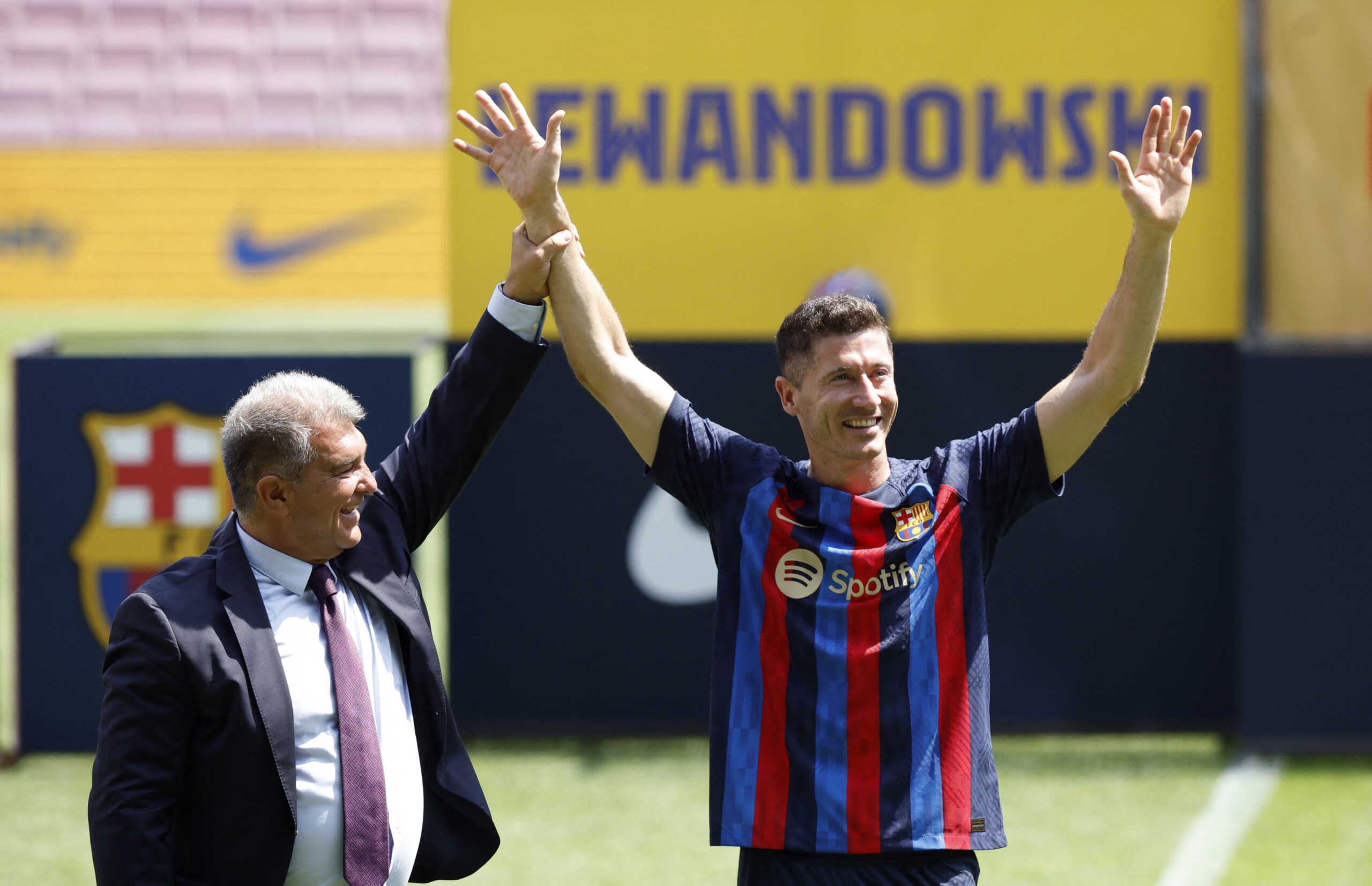 Soccer Football - FC Barcelona unveil Robert Lewandowski - Camp Nou, Barcelona, Spain - August 5, 2022 FC Barcelona's Robert Lewandowski with President Joan Laporta during his presentation REUTERS