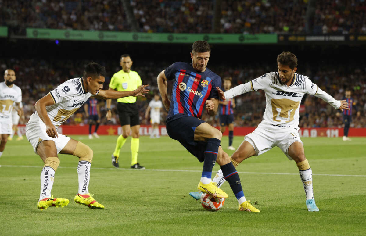 Soccer Football - Friendly - Joan Gamper Trophy - FC Barcelona v Pumas UNAM - Camp Nou, Barcelona, Spain - August 7, 2022 FC Barcelona's Robert Lewandowski in action with Pumas UNAM's Jose Galindo and Carlos Gutierrez REUTERS