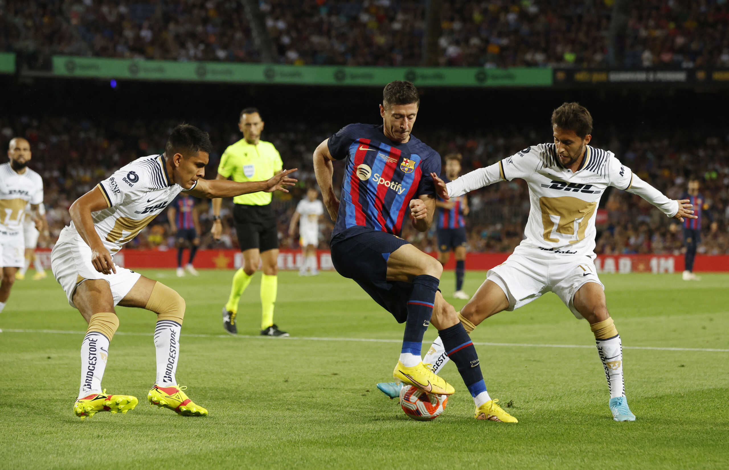 Soccer Football - Friendly - Joan Gamper Trophy - FC Barcelona v Pumas UNAM - Camp Nou, Barcelona, Spain - August 7, 2022 FC Barcelona's Robert Lewandowski in action with Pumas UNAM's Jose Galindo and Carlos Gutierrez REUTERS